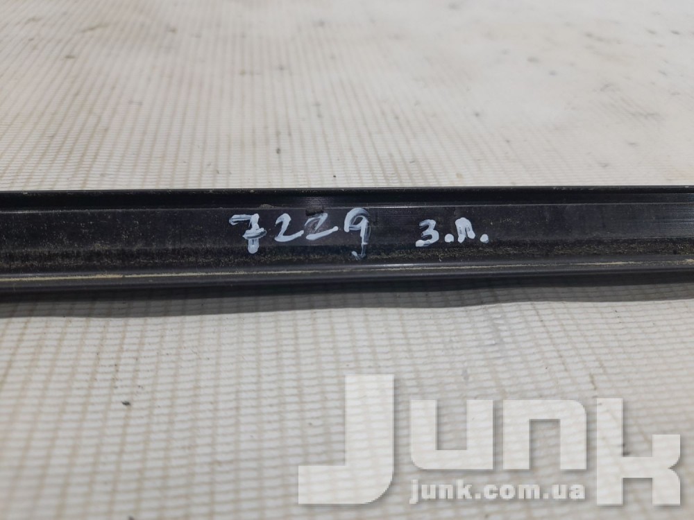 Уплотнитель стекла задней левой двери для Mercedes W211 oe A2116900580 разборка бу