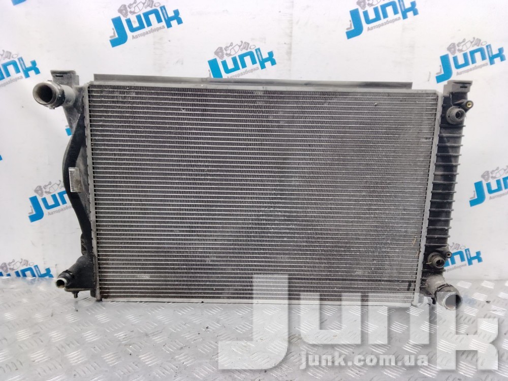Радиатор охлаждения  двигателя для Audi A6 C6 oe 4F0121251M разборка бу