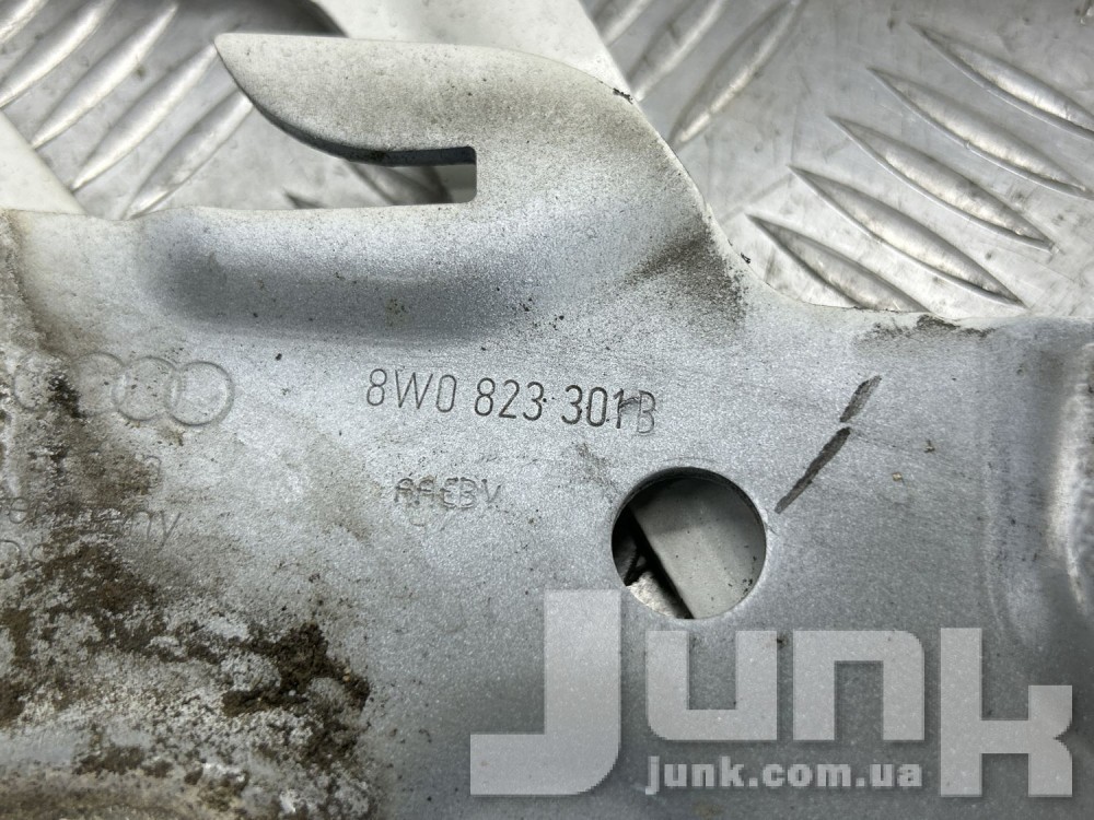 Петля капота левая для Audi A4 (Б9) oe 8W0823301D запчасти бу Петля капота левая для Audi A4 (Б9) oe 8W0823301D разборка бу
