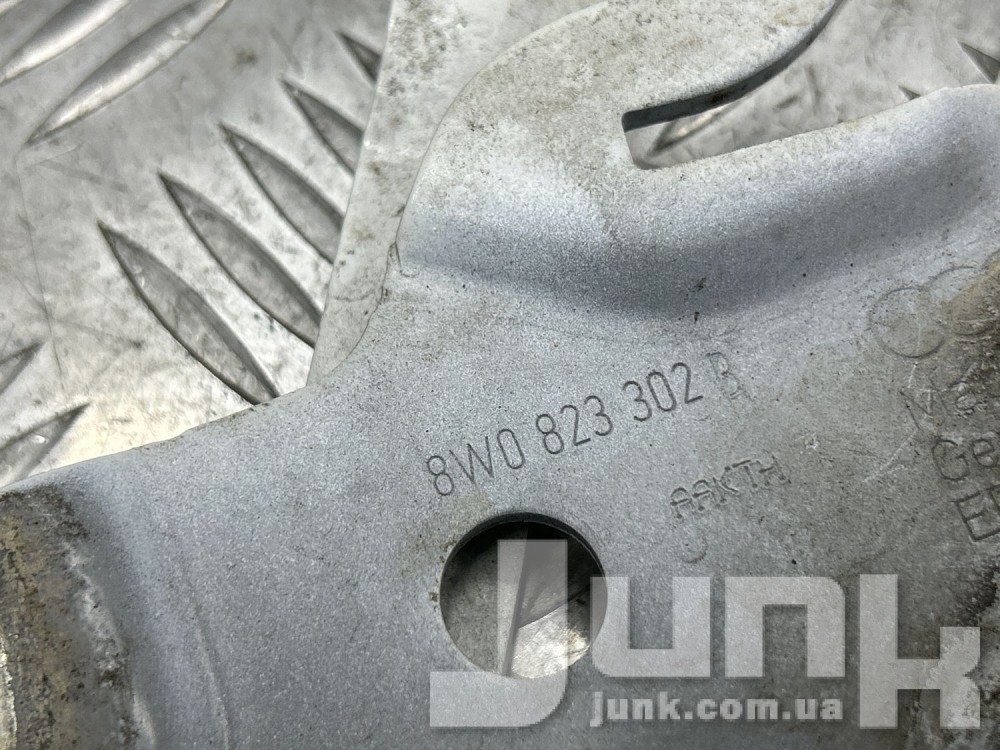 Петля капота правая для Audi A4 (Б9) oe 8W0823302D запчасти бу Петля капота правая для Audi A4 (Б9) oe 8W0823302D разборка бу