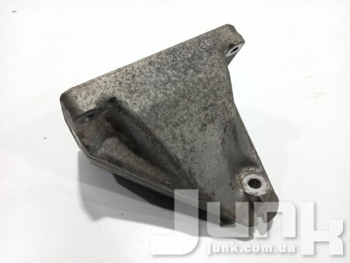 Кронштейн подушки (опоры) двигателя правой для Mercedes W221 oe A2732230404 запчасти бу Кронштейн подушки (опоры) двигателя правой для Mercedes W221 oe A2732230404 разборка бу
