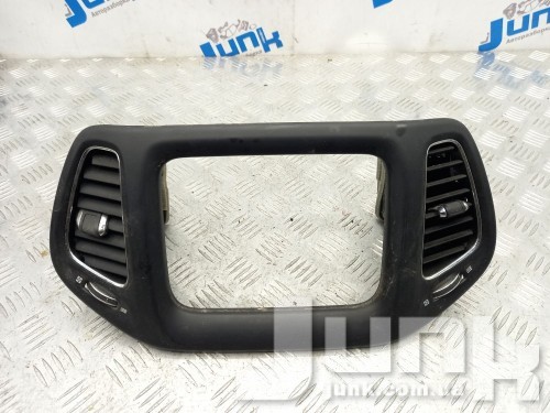 Дефлектор воздуха центральный с декоративной накладкой для Jeep Compass 2 oe 5UT62DX9AA разборка бу