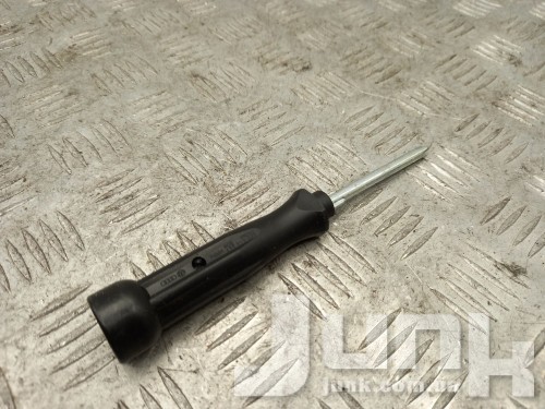 Отвертка со сменными насадками для Вольксваген Tiguan 2 oe 8Z0012255 запчасти бу Отвертка со сменными насадками для Вольксваген Tiguan 2 oe 8Z0012255 разборка бу