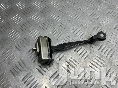 Ограничитель задней двери для Infiniti QX80 oe 824301LA1A запчасти бу Ограничитель задней двери для Infiniti QX80 oe 824301LA1A разборка бу