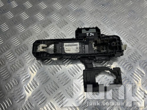 Опорная скоба передней правой двери для Mercedes x156 oe A2047602400 разборка бу