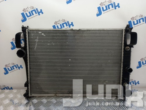 Радиатор охлаждения  двигателя для Mercedes W221 oe A2215002603 разборка бу