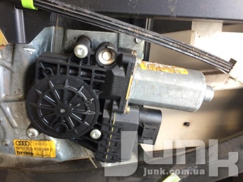 моторчик стеклоподъемника двери задней правой для Audi A4 B5 oe 8D0959802E запчасти бу моторчик стеклоподъемника двери задней правой для Audi A4 B5 oe 8D0959802E разборка бу