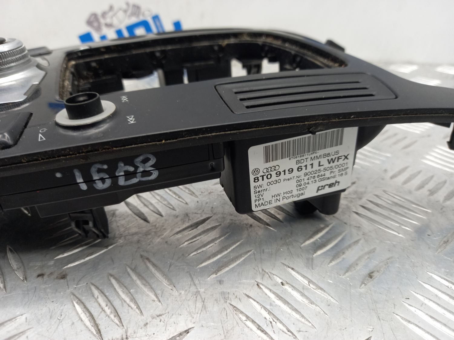 Панель керування MMI есть дефект см. фото 2 для Audi A4 (B8) 2007