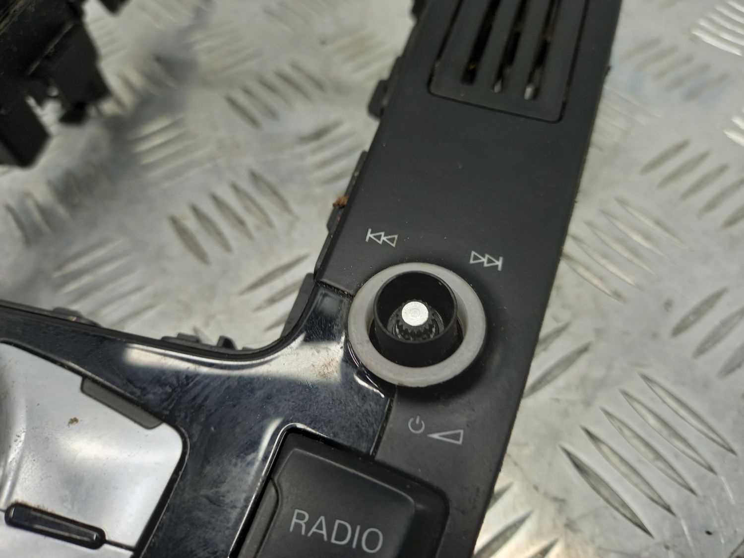 Панель керування MMI есть дефект см. фото 2 для Audi A4 (B8) 2007